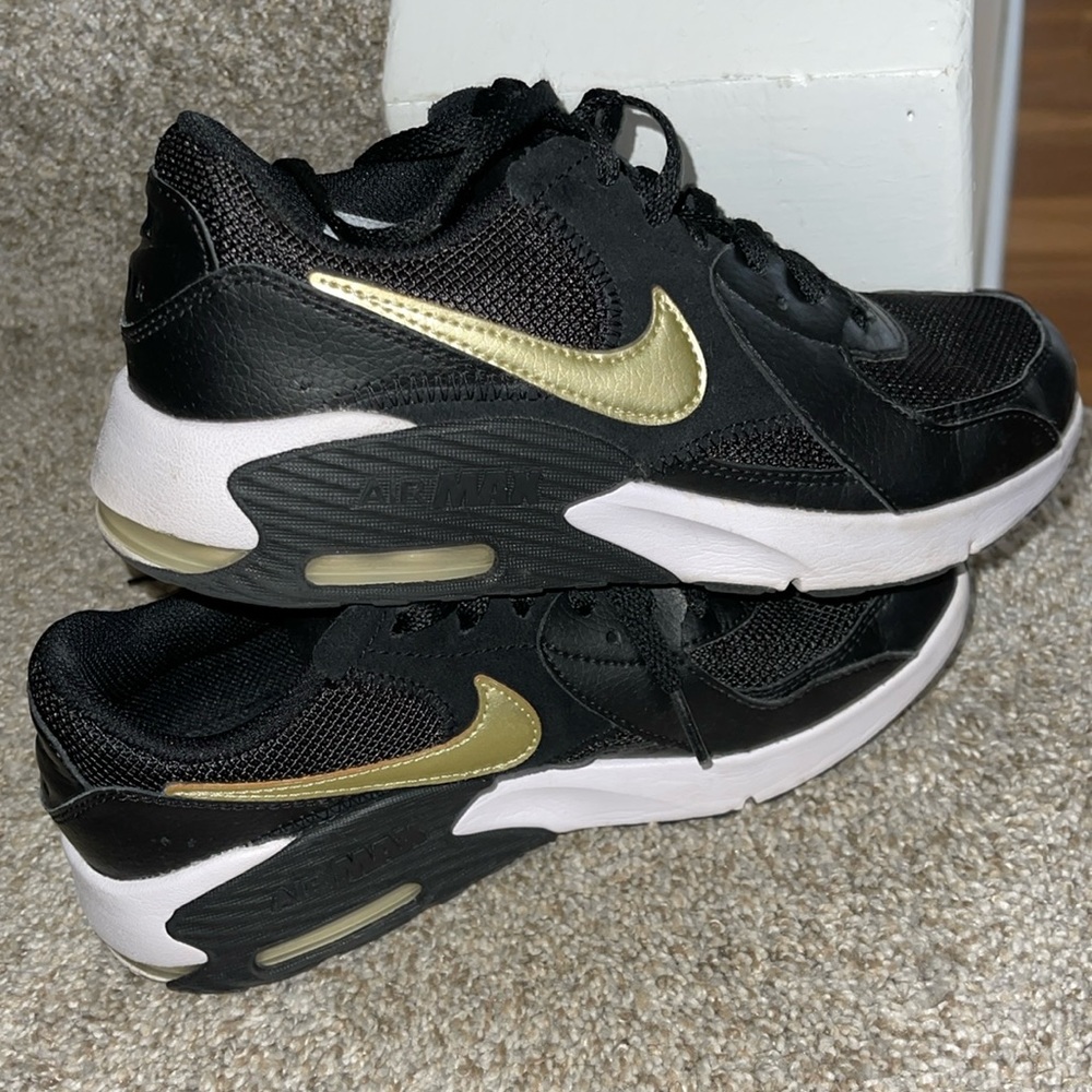 Women’s Nike Air Max - size 4Y (which equals a regular women’s size 5.5/6)